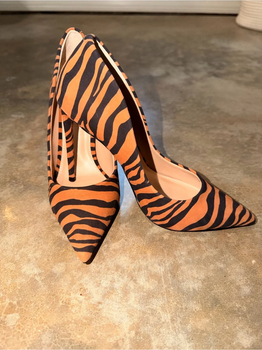 Steve Madden Tiger Print Stiletto Heels Pointed Toe Pumps Orange Black Size 6.5 - Picture 1 of 8